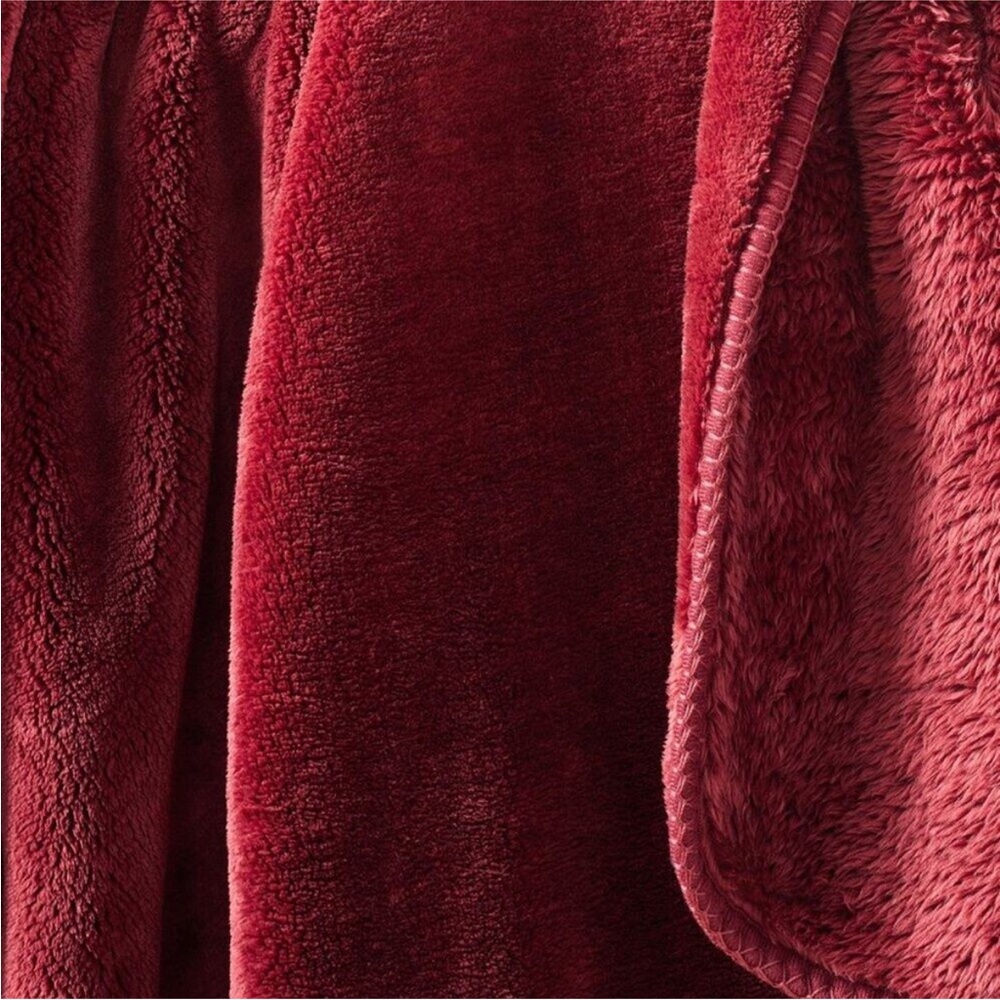 Pottery Barn Cosy cloud plush large throw
Blanket in garnet red - Picture 2 of 8